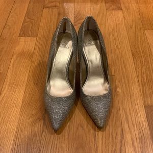 Belle Badgley Mischka gold shimmery pointed pumps (Elenora II)